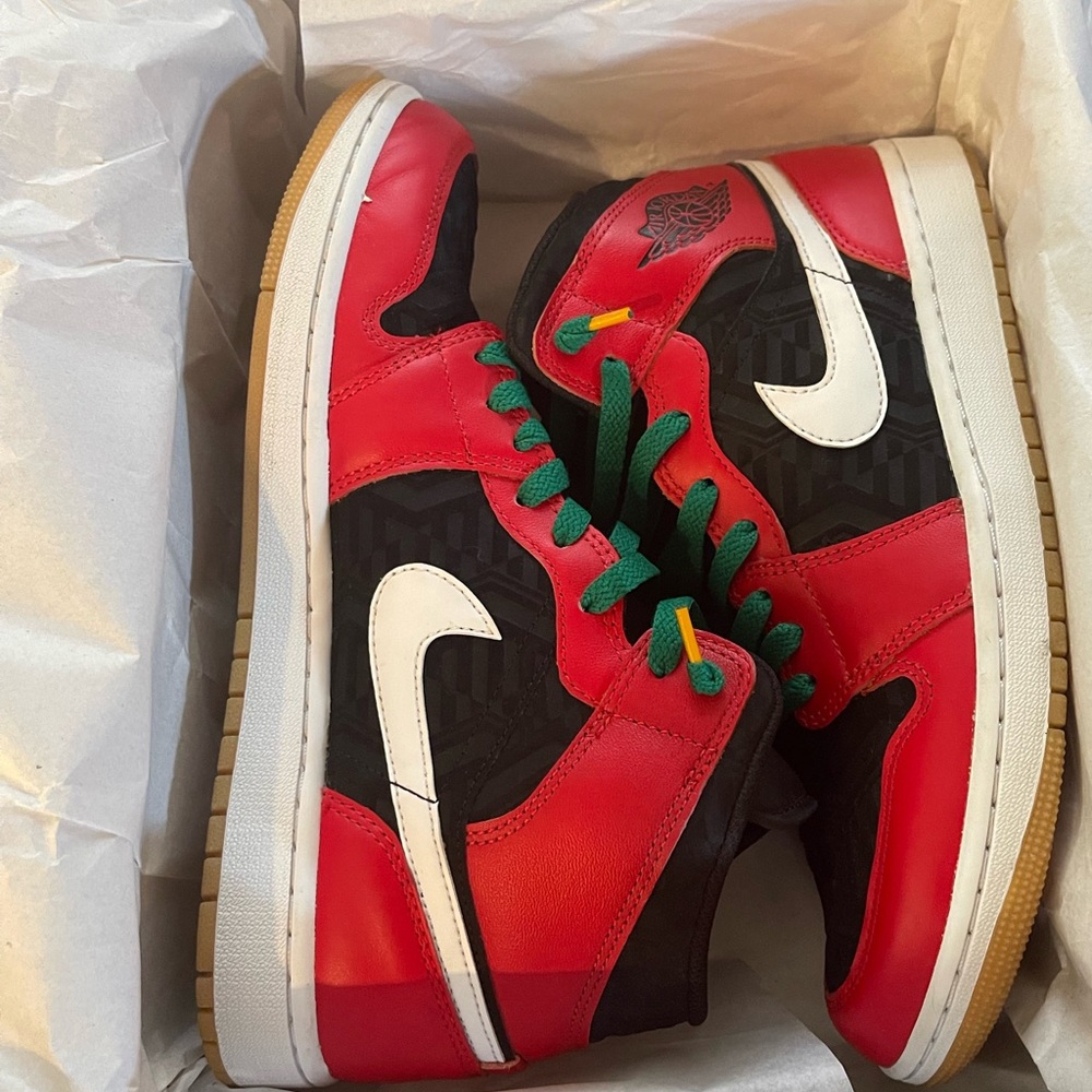 Jordan 1 Mid SE in Black, Red, White, and Malachite - Picture 15 of 15